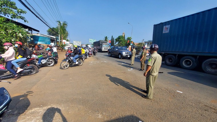 Đồng Nai: Lực lượng công an và người dân tham gia điều tiết, cầu vượt Dầu Giây thông thoáng dịp Lễ ảnh 3