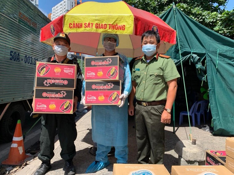 Tập đoàn Masan trao tặng hơn 12.000 thùng sản phẩm, hỗ trợ các tuyến đầu chống dịch COVID-19 ảnh 1