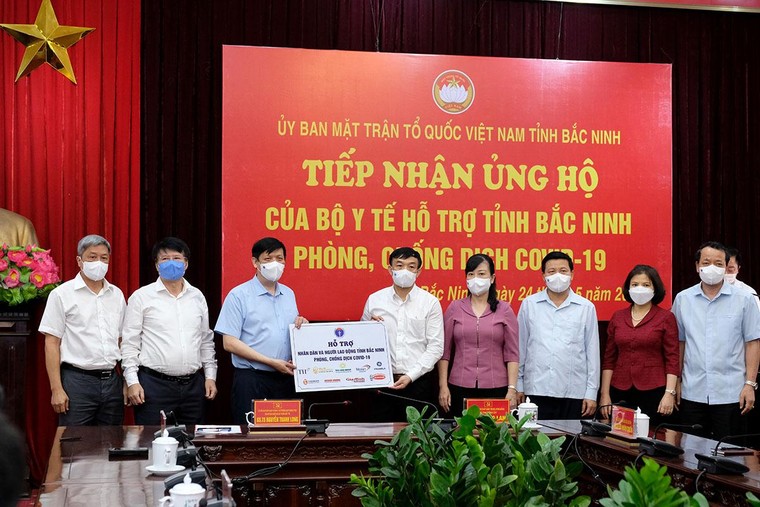 Tập đoàn Masan trao tặng hơn 12.000 thùng sản phẩm, hỗ trợ các tuyến đầu chống dịch COVID-19 ảnh 2