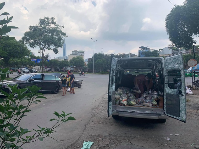 Sài Gòn ngày giãn cách, ấm lòng phố xá thảo thơm ảnh 2