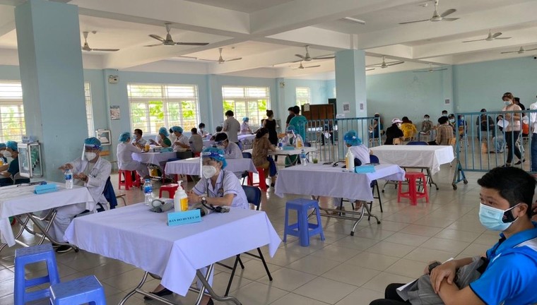 Gần 12.000 tiểu thương, người lao động tại chợ Bình Điền được tiêm vắc xin phòng Covid-19 ảnh 3