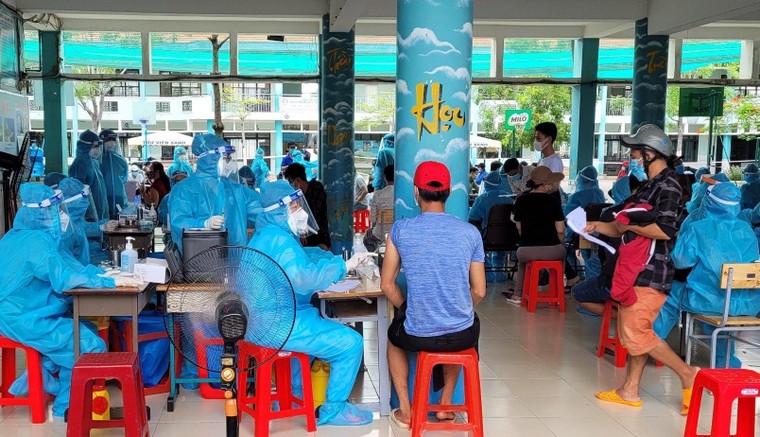 Gần 12.000 tiểu thương, người lao động tại chợ Bình Điền được tiêm vắc xin phòng Covid-19 ảnh 1