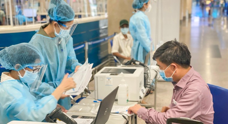 Bệnh viện Tâm Anh triển khai xét nghiệm Covid-19 tại sân bay Tân Sơn Nhất ảnh 1