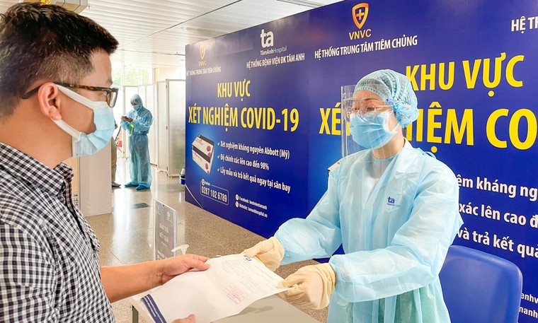 Bệnh viện Tâm Anh triển khai xét nghiệm Covid-19 tại sân bay Tân Sơn Nhất ảnh 2