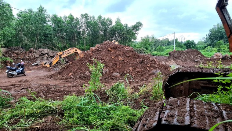 Đồng Nai: Lợi dụng giãn cách, lén lút khai thác đá trái phép ảnh 1