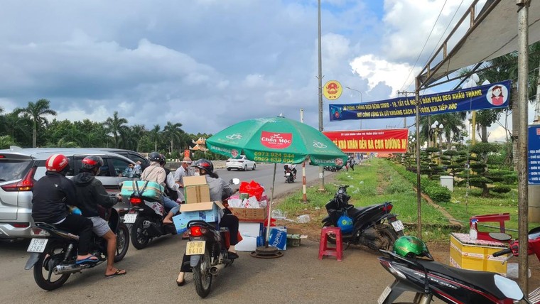 Đồng Nai: Những phần cơm ấm áp nghĩa đồng bào tặng người dân trên đường về quê ảnh 3