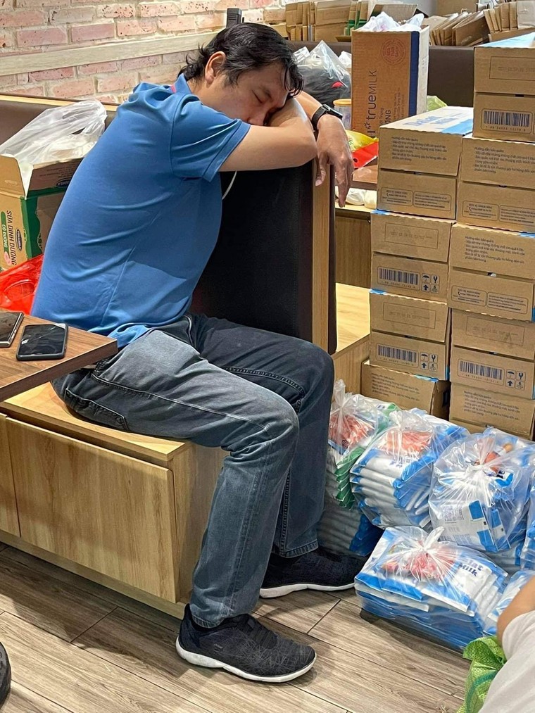 Sài Gòn những ngày phong toả - Bài 2: Trẻ con khát sữa, bà bầu lo viện phí sinh ảnh 3