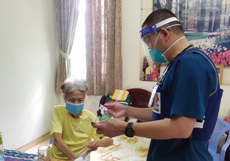 BV Lê Văn Thịnh khám bệnh miễn phí tại nhà: Kiểm soát tốt bệnh lý nền trong đại dịch ảnh 1