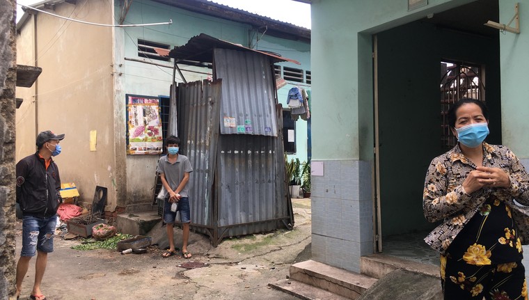 Thưa lãnh đạo, dân đang rất đói !: Người nghèo kéo lên UBND P.Linh Xuân hỏi tiền hỗ trợ ảnh 1