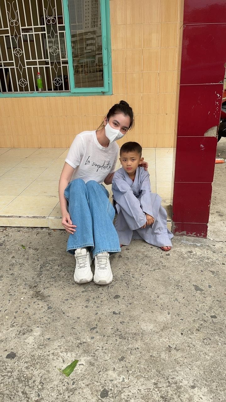 Người đẹp Cẩm Đan giản dị thiện nguyện ảnh 4