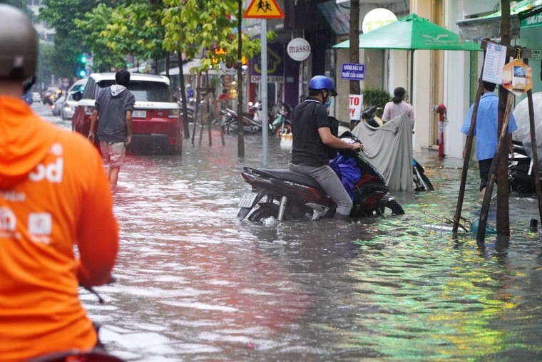 TP.HCM: Mưa kết hợp triều cường, nhiều tuyến đường trung tâm ngập sâu ảnh 9