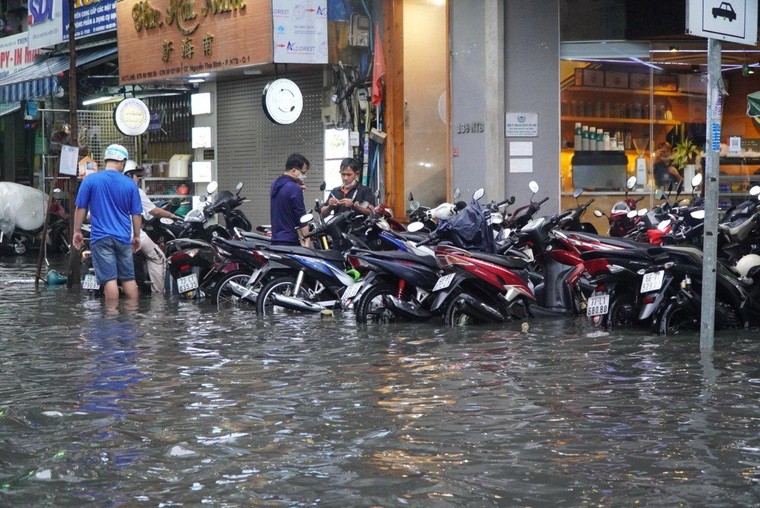 TP.HCM: Mưa kết hợp triều cường, nhiều tuyến đường trung tâm ngập sâu ảnh 6