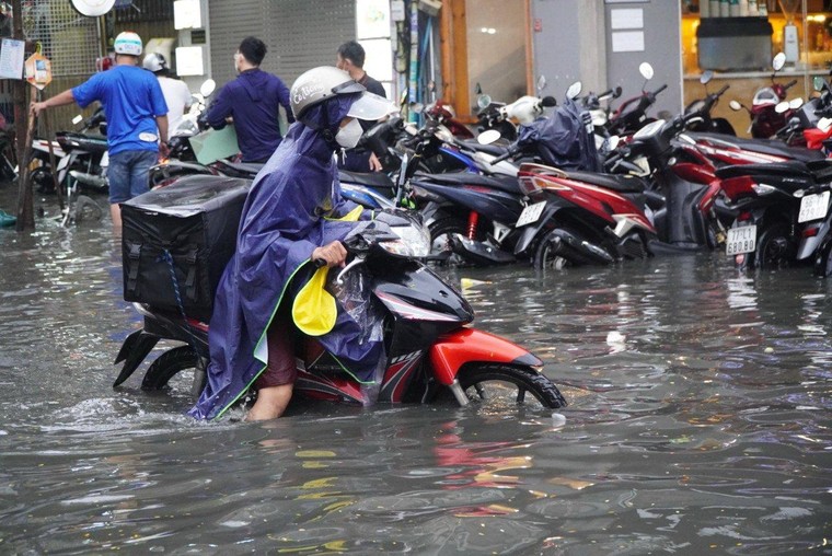 TP.HCM: Mưa kết hợp triều cường, nhiều tuyến đường trung tâm ngập sâu ảnh 7