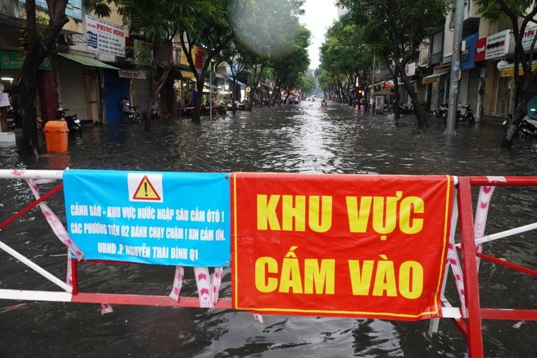 TP.HCM: Mưa kết hợp triều cường, nhiều tuyến đường trung tâm ngập sâu ảnh 10