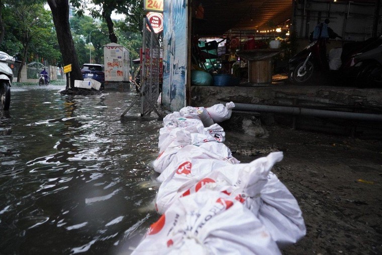 TP.HCM: Mưa kết hợp triều cường, nhiều tuyến đường trung tâm ngập sâu ảnh 3