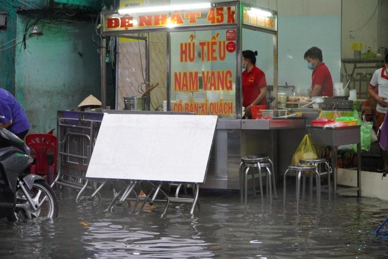 TP.HCM: Mưa kết hợp triều cường, nhiều tuyến đường trung tâm ngập sâu ảnh 2