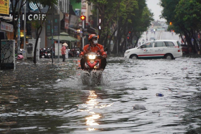 TP.HCM: Mưa kết hợp triều cường, nhiều tuyến đường trung tâm ngập sâu ảnh 5