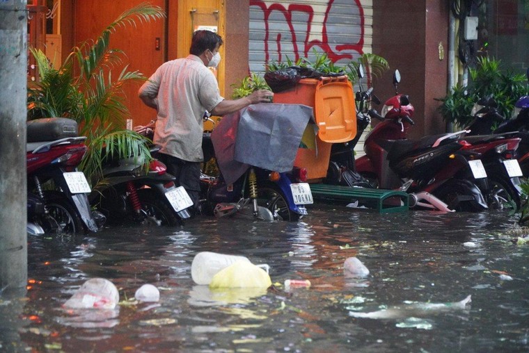 TP.HCM: Mưa kết hợp triều cường, nhiều tuyến đường trung tâm ngập sâu ảnh 8