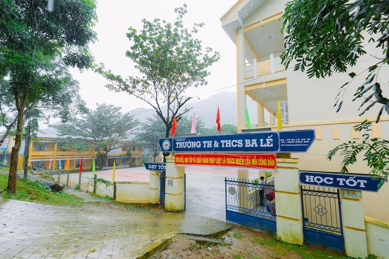 J&T Express tặng thiết bị dạy và học cho thầy trò vùng cao Quảng Ngãi ảnh 1