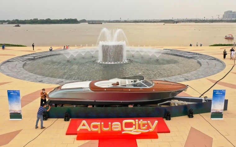 Du thuyền Riva Aquariva Super cập bến Aqua City ảnh 1