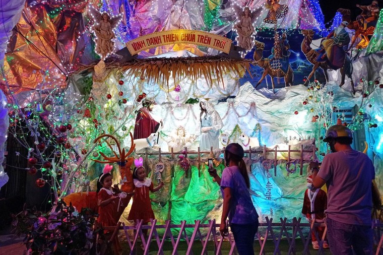 TP.HCM: Người dân đón Giáng sinh trong cơn đại dịch Covid-19 ảnh 9