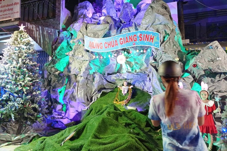 TP.HCM: Người dân đón Giáng sinh trong cơn đại dịch Covid-19 ảnh 10