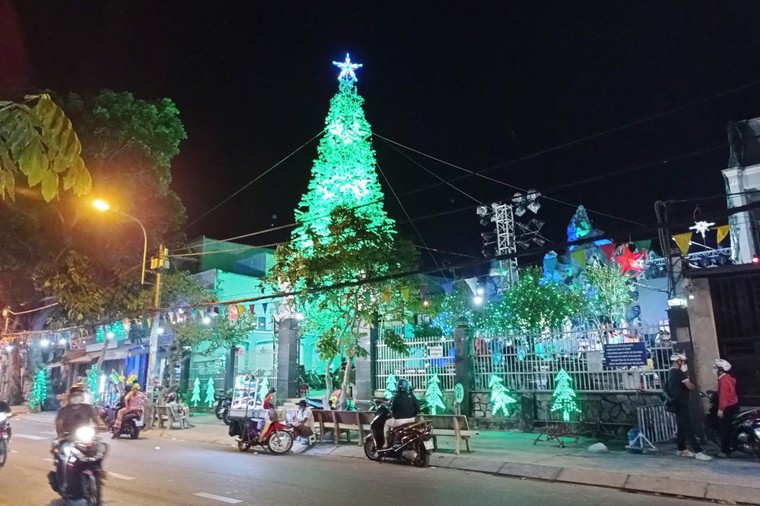 TP.HCM: Người dân đón Giáng sinh trong cơn đại dịch Covid-19 ảnh 1