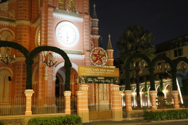 TP.HCM: Người dân đón Giáng sinh trong cơn đại dịch Covid-19 ảnh 17