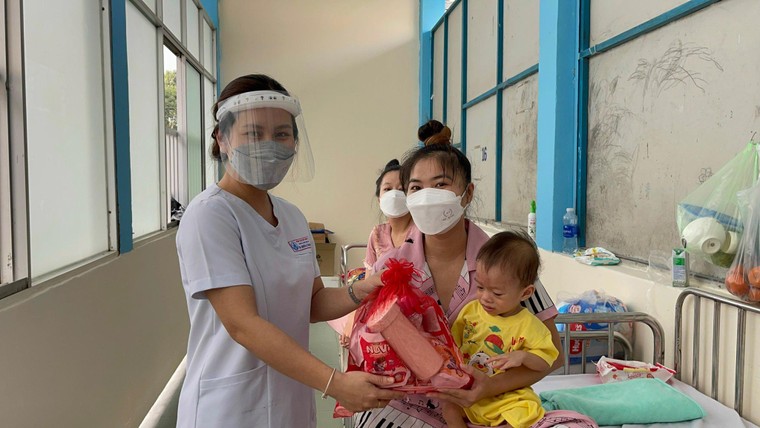 Giáng sinh bất ngờ của bệnh nhi đang điều trị tại Bệnh viện dã chiến Củ Chi ảnh 3