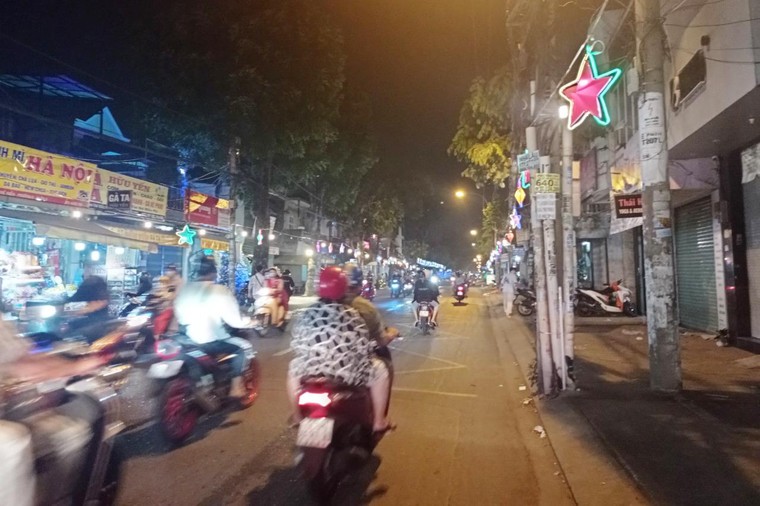 TP.HCM: Người dân đón Giáng sinh trong cơn đại dịch Covid-19 ảnh 3