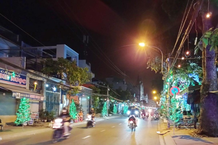 TP.HCM: Người dân đón Giáng sinh trong cơn đại dịch Covid-19 ảnh 4