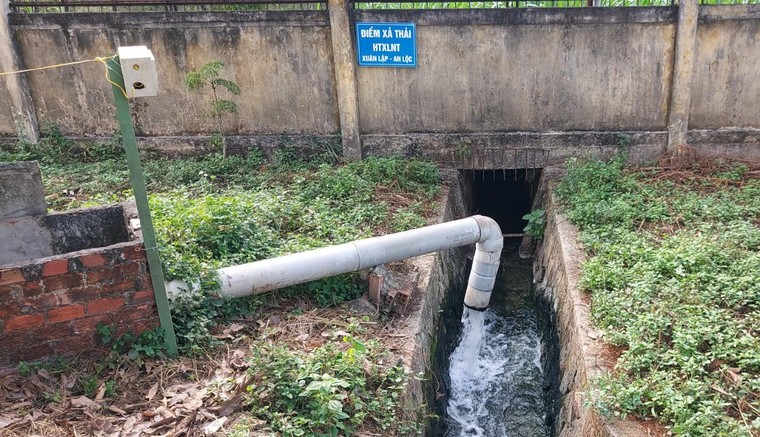 Nhà máy chế biến mủ bị bể ống xả thải làm ô nhiễm môi trường ảnh 1