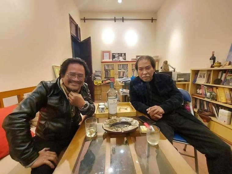 Người trong cuộc và trong giới nói gì về bài thơ Lỗ thủng lịch sử? ảnh 1