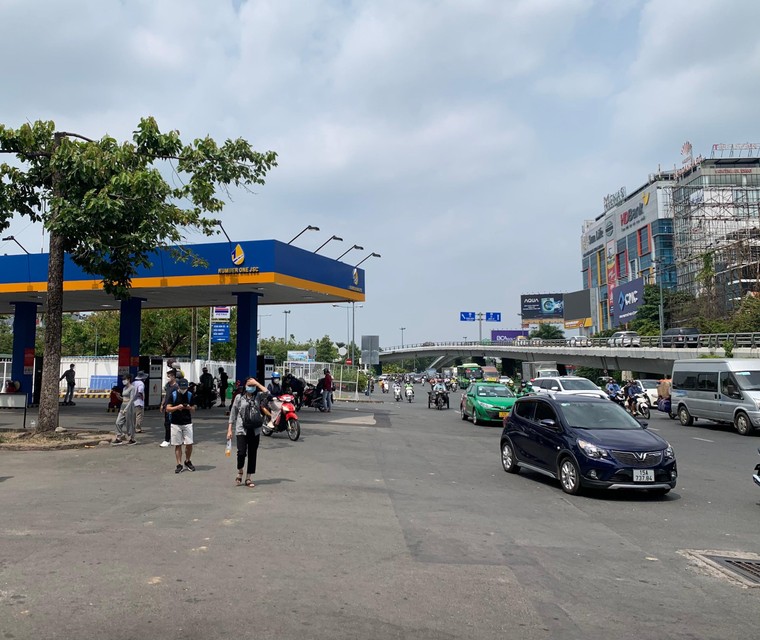 Sài Gòn “khát” xăng ảnh 10