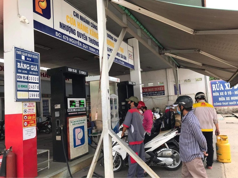 Sài Gòn “khát” xăng ảnh 9