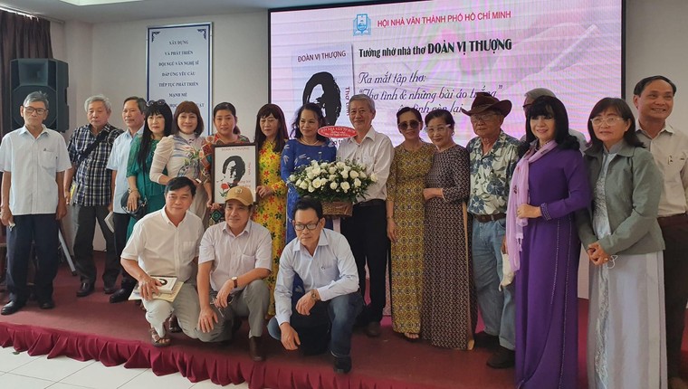 Ra mắt di cảo và thi tuyển thơ của tác giả Bụi phấn ảnh 1