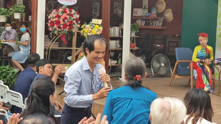 Nhà báo Nguyễn Hồng Lam ra mắt sách ‘Bản tình ca khúc khuỷu’ ảnh 4