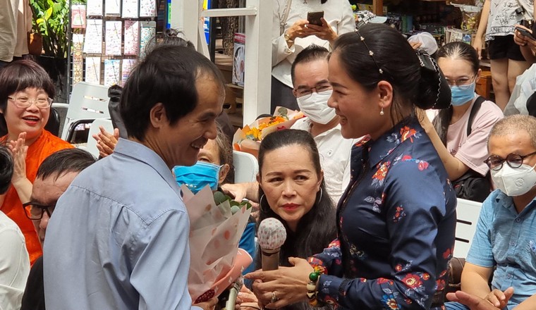 Nhà báo Nguyễn Hồng Lam ra mắt sách ‘Bản tình ca khúc khuỷu’ ảnh 7