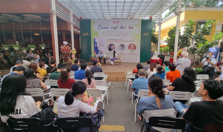 Nhà báo Nguyễn Hồng Lam ra mắt sách ‘Bản tình ca khúc khuỷu’ ảnh 1