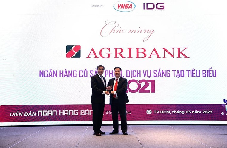 Agribank vinh dự nhận hai giải thưởng Ngân hàng Việt Nam tiêu biểu 2021 ảnh 1
