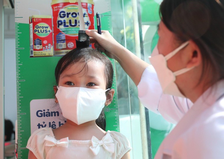 Cha mẹ nên nuôi con theo thể trạng của bé ảnh 1