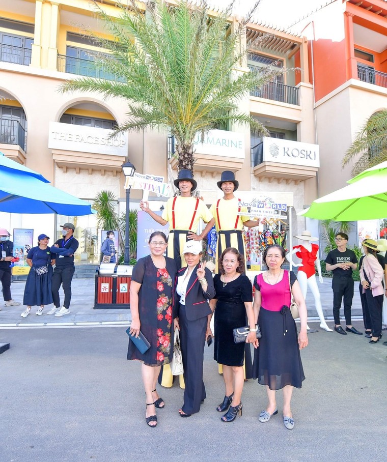 Du khách háo hức đón hè ảnh 2