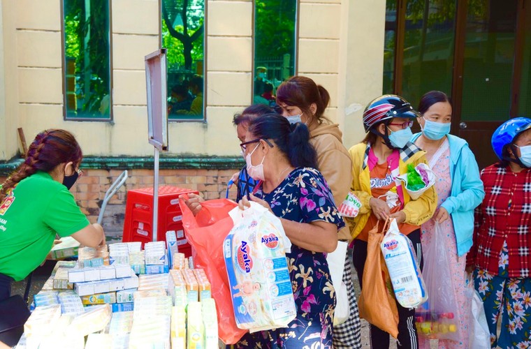 Nụ cười hạnh phúc của những người nghèo mưu sinh trên đất Bình Dương ảnh 6