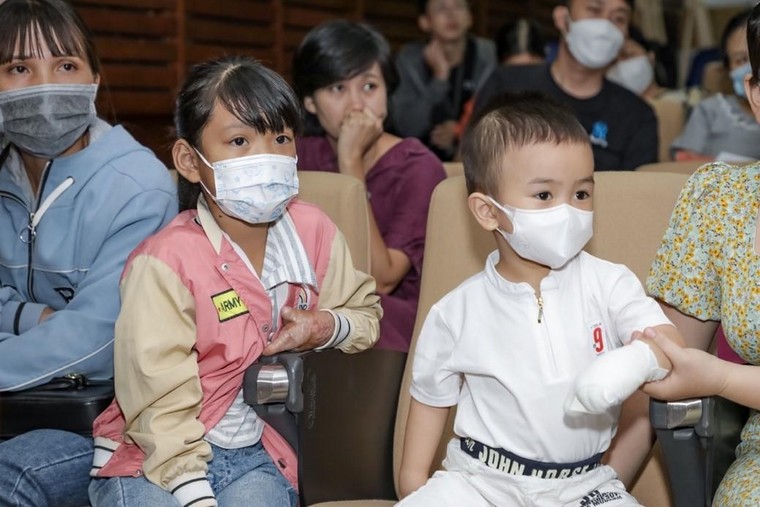 Bệnh viện FV: Lần đầu tiên 7 bệnh nhân sáng mắt nhờ ghép giác mạc chuyển về từ Mỹ ảnh 2