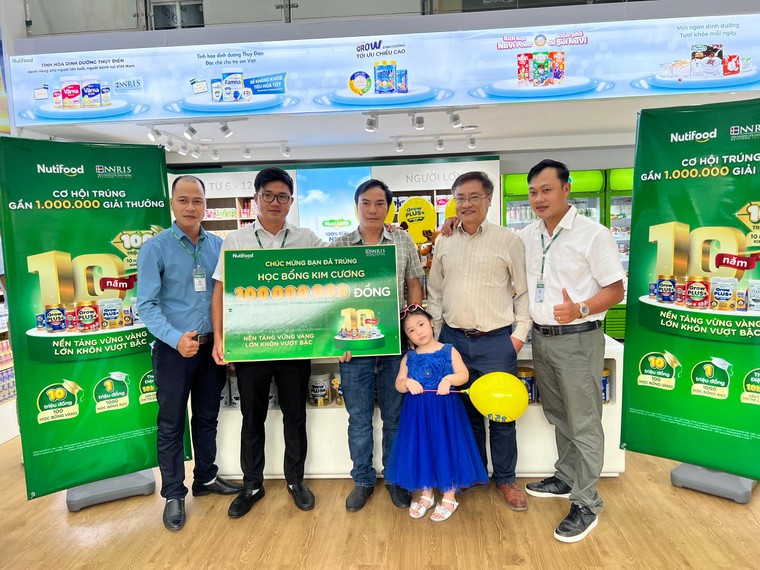 Hàng ngàn phụ huynh hạnh phúc nhận học bổng Nutifood GrowPLUS+ cho con ảnh 1