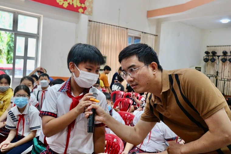 Cha mẹ là người giúp con có thói quen đọc sách ảnh 4