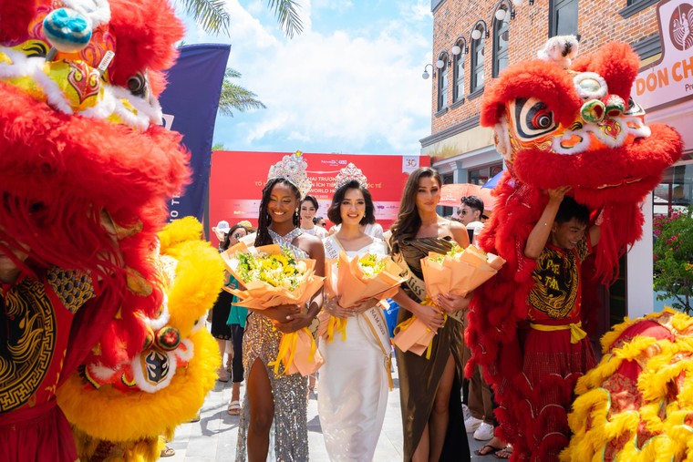 Dàn hoa hậu tham quan mua sắm tại đại lộ shophouse NovaWorld Ho Tram ảnh 1