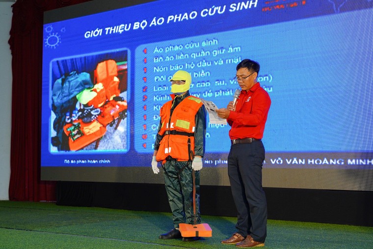 NovaGroup và Hội Chữ thập đỏ trao 1.000 bộ áo phao cứu sinh đa năng cho ngư dân nghèo ảnh 4