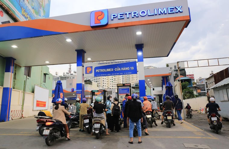 Đổ xăng ở Sài Gòn: Đỡ nghẽn nhưng chưa thông ảnh 3