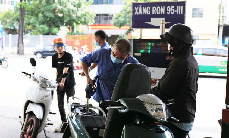Đổ xăng ở Sài Gòn: Đỡ nghẽn nhưng chưa thông ảnh 1
